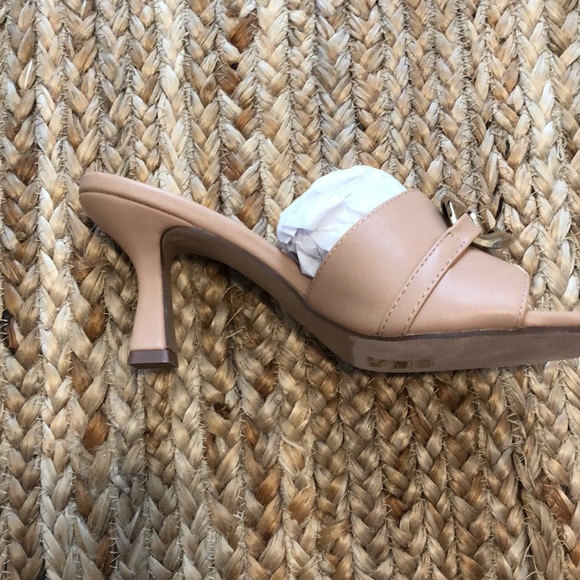 NWT Vici Nude Sandals with Gold Detail, sz 7.5 - Picture 3 of 3